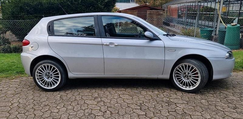 Silber Gebraucht 2006 Alfa Romeo 147 Kleinwagen | 2.000 € (Fairer Preis) - Bild 1/4