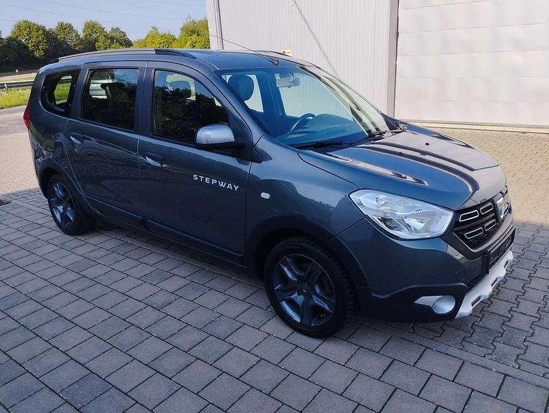 Grau Gebraucht 2017 Dacia Lodgy Van / Kleinbus | 8.450 € (Fairer Preis) - Bild 1/4