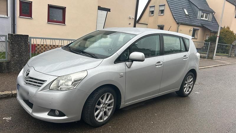 Gebraucht Toyota Verso 177 PS (130 kW) 2010 Silber Van / Kleinbus