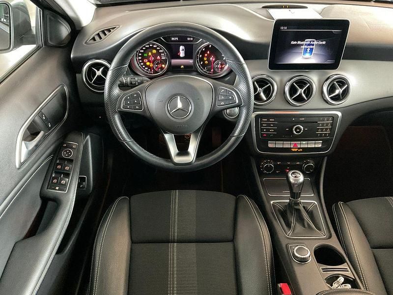 Gebraucht Mercedes GLA180 Progressive 122 PS (89 kW) 2019 Mountaingrau SUV