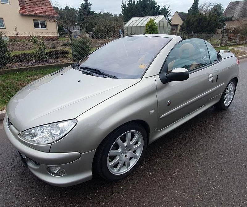 Silber Gebraucht 2003 Peugeot 206 CC Roland Garros Cabrio | 2.950 € (Etwas zu teuer) - Bild 1/4