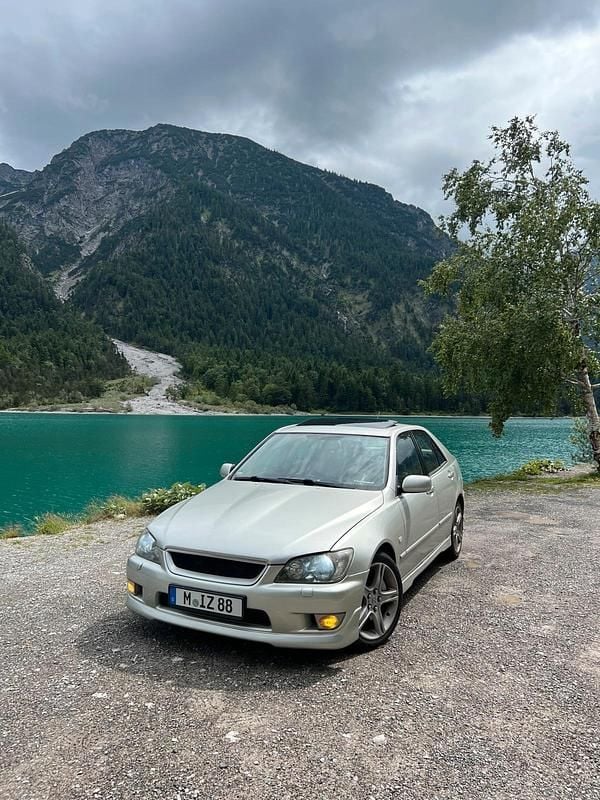 Silber Gebraucht 2004 Lexus IS200 Limousine | 6.700 € (Etwas zu teuer) - Bild 1/2