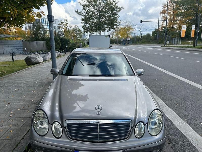 Silber Gebraucht 2003 Mercedes E200 Classic Limousine | 2.100 € (Superpreis) - Bild 1/4