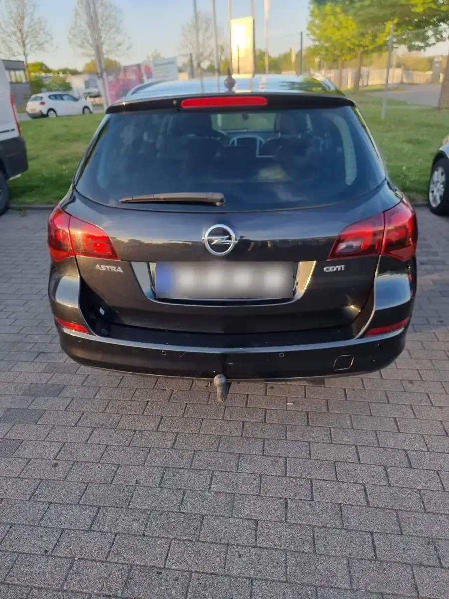 Usado Opel Astra 130 HP (95 kW) 2012 Preto Carrinha