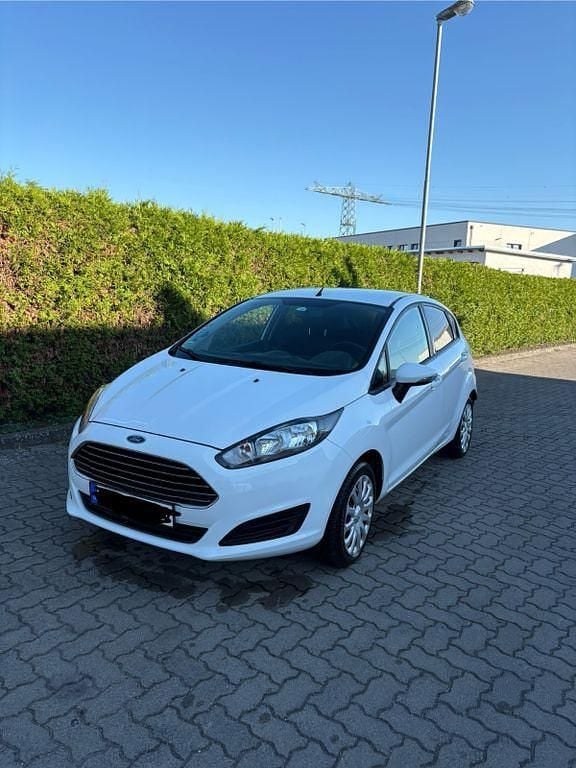 Weiß Gebraucht 2015 Ford Fiesta Kleinwagen | 7.100 € (Fairer Preis) - Bild 1/4
