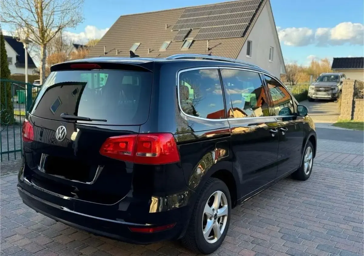 Second-hand VW Sharan 170 CP (125 kW) 2012 Negru Monovolum