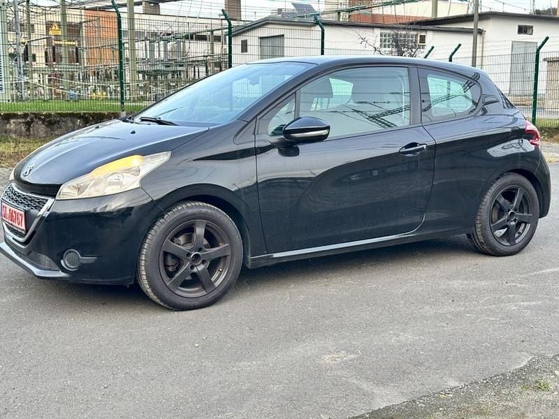 Gebraucht Peugeot 208 Active 68 PS (50 kW) 2014 Schwarz Kleinwagen