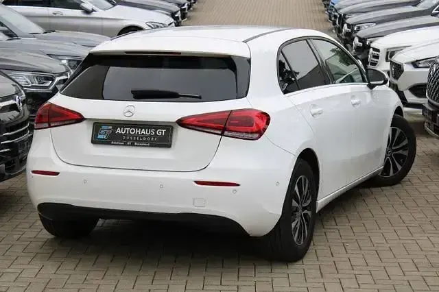 Gebraucht Mercedes A180 116 PS (85 kW) 2022 Weiß Limousine