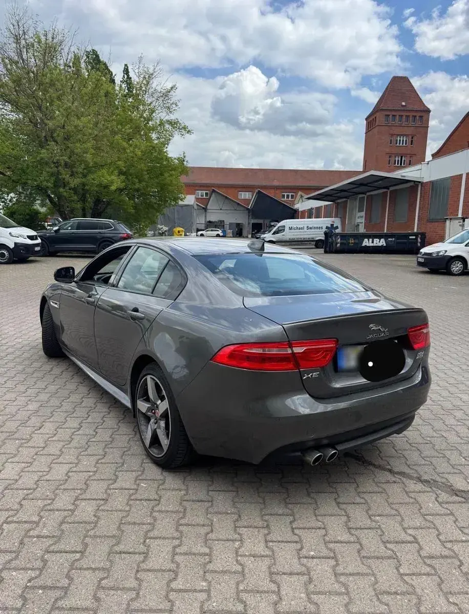 Gebraucht Jaguar XE Portfolio 179 PS (131 kW) 2015 Grau Limousine