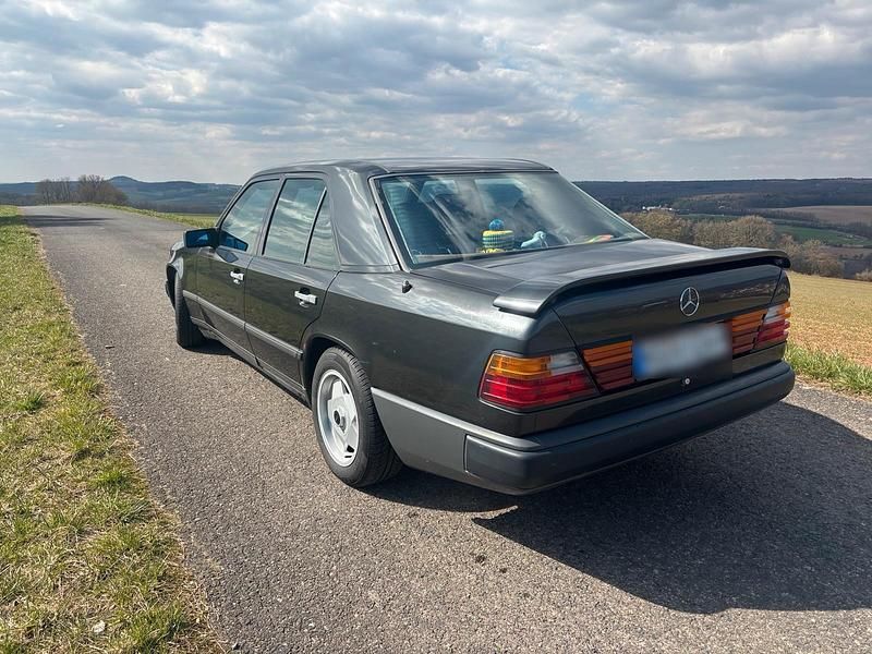 Gebraucht Mercedes E230 136 PS (100 kW) 1986 Schwarz Limousine