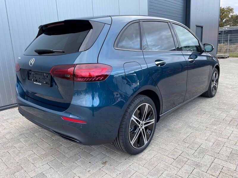 Gebraucht Mercedes B250e Night 163 PS (119 kW) 2023 Blau Van / Kleinbus