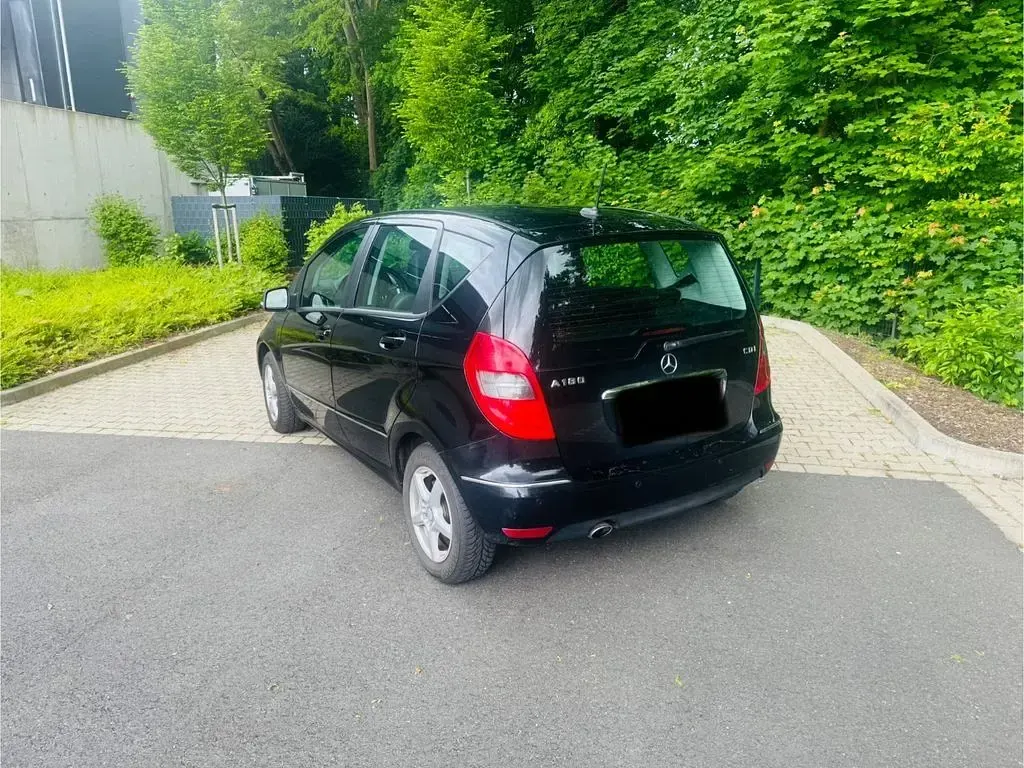 Gebraucht Mercedes A180 109 PS (80 kW) 2012 Schwarz Kleinwagen