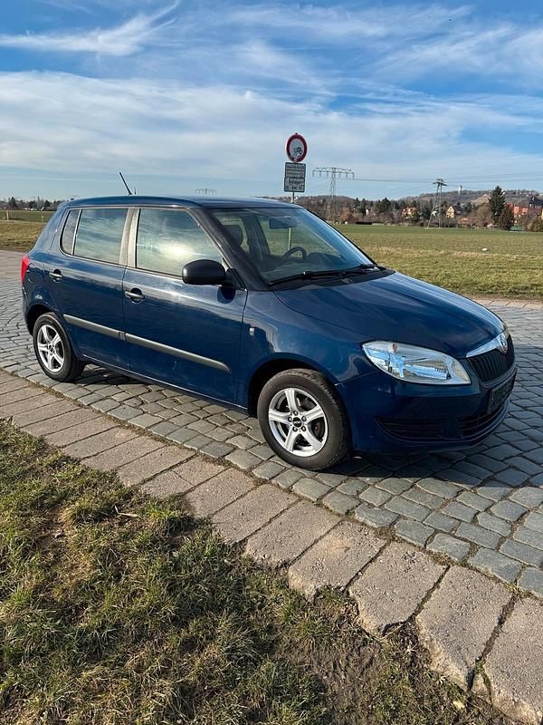Gebraucht Skoda Fabia 60 PS (44 kW) 2012 Blau Kleinwagen