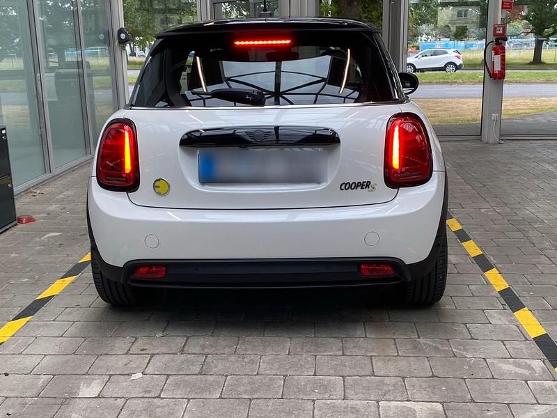 Gebraucht Mini Cooper SE 135 kW (184 PS) 2023 Weiß Kleinwagen