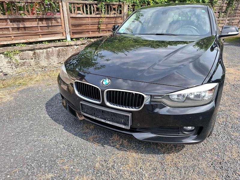 Schwarz Gebraucht 2015 BMW 318 Kombi | 6.999 € (Guter Preis) - Bild 1/4