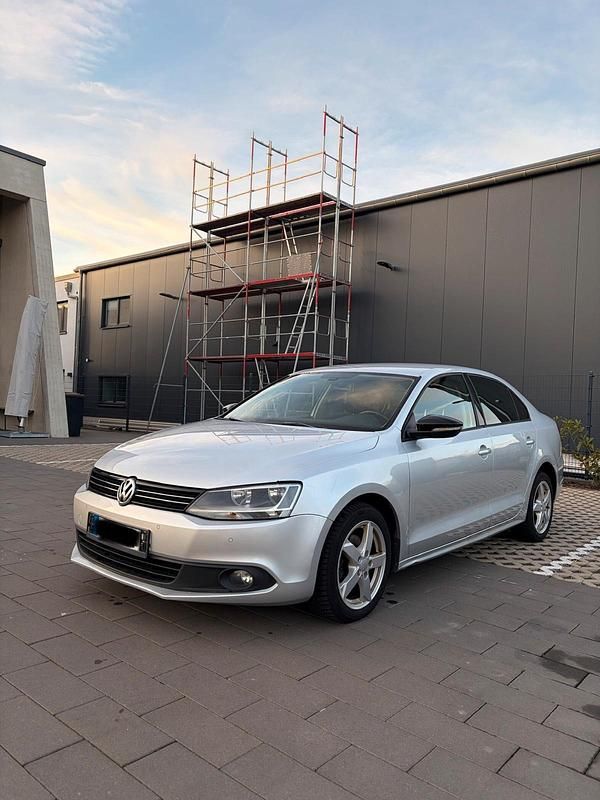 Gebraucht VW Jetta 105 PS (77 kW) 2011 Silber Limousine