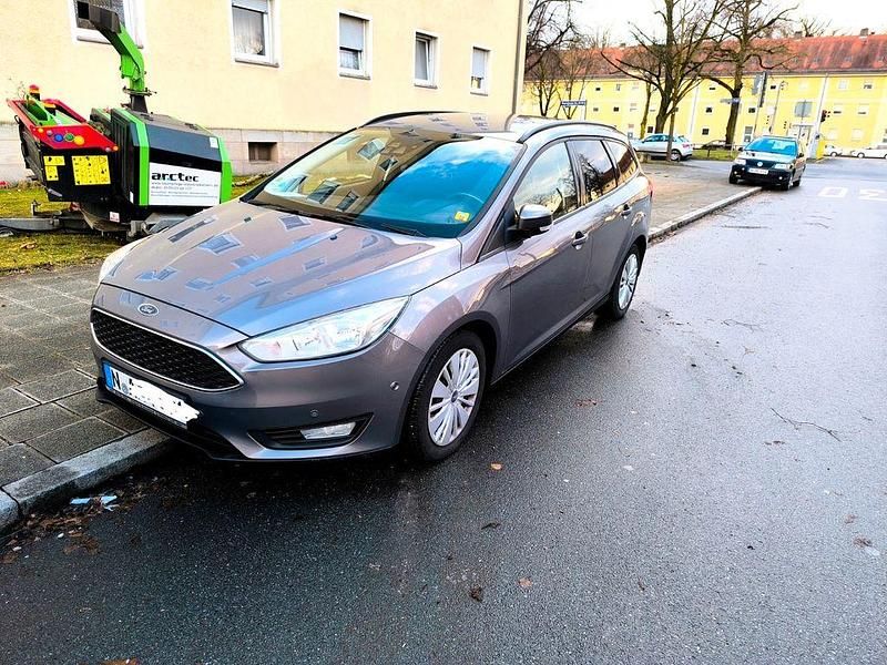 Gebraucht Ford Focus Titanium 125 PS (91 kW) 2015 Grau Limousine