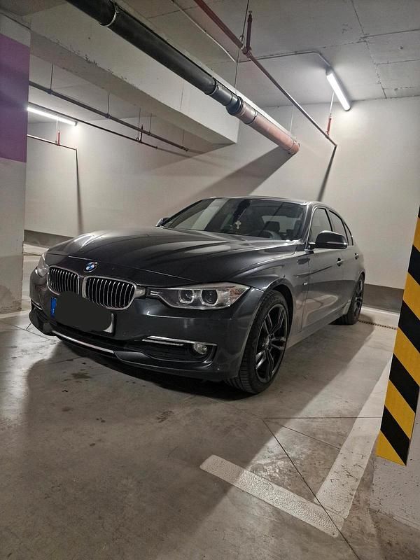 Grau Gebraucht 2012 BMW 318 Luxury Line Limousine | 11.900 € - Bild 1/4