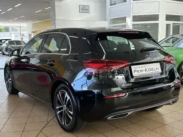 Gebraucht Mercedes A180 150 PS (110 kW) 2024 Schwarz Limousine