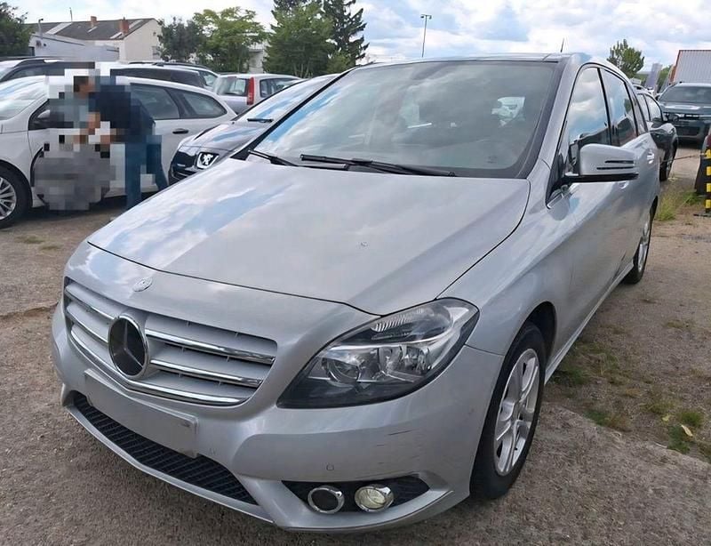 Silber Gebraucht 2013 Mercedes B200 Van / Kleinbus | 10.900 € (Fairer Preis) - Bild 1/4