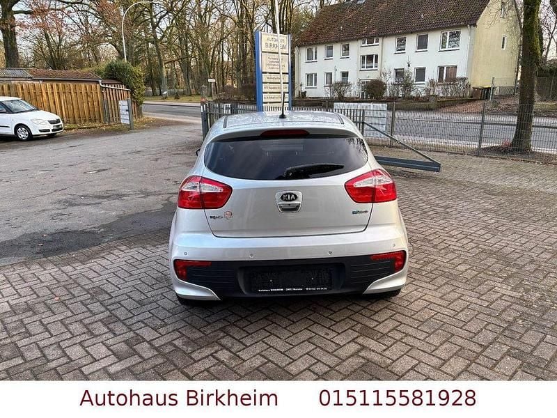 Gebraucht Kia Rio DREAM-TEAM Edition 109 PS (80 kW) 2015 Silber Limousine