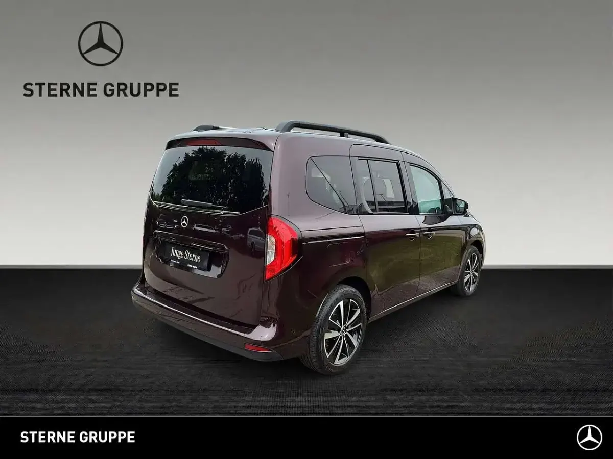 Gebraucht Mercedes T180 Progressive 116 PS (85 kW) 2024 Rot Van / Kleinbus