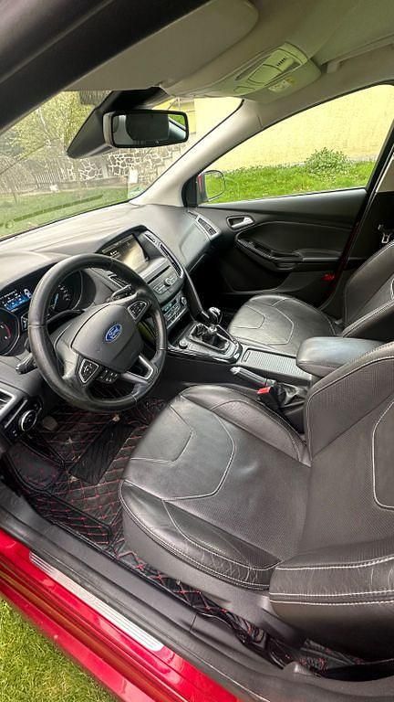 Używany Ford Focus Titanium 120 KM (88 kW) 2015 Czerwony Sedan/Limuzyna