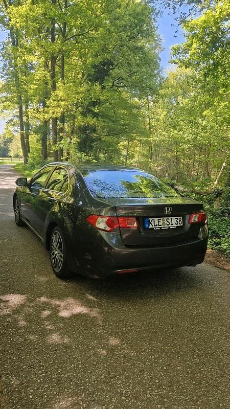 Grau Gebraucht 2009 Honda Accord Executive Limousine | 3.950 € (Fairer Preis) - Bild 1/4