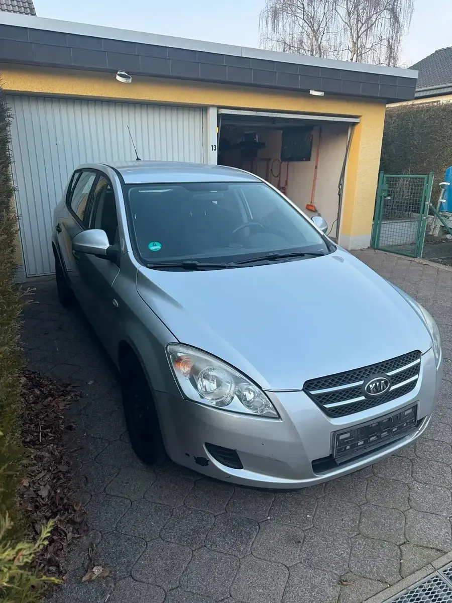 Second-hand Kia Ceed LX 109 CP (80 kW) 2008 Gri Hatchback