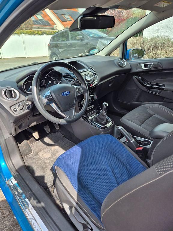 Gebraucht Ford Fiesta Titanium 95 PS (69 kW) 2016 Blau Kleinwagen