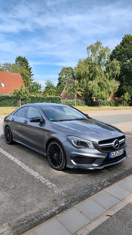 Grau Gebraucht 2014 Mercedes CLA45 AMG AMG Limousine | 23.750 € (Fairer Preis) - Bild 1/4