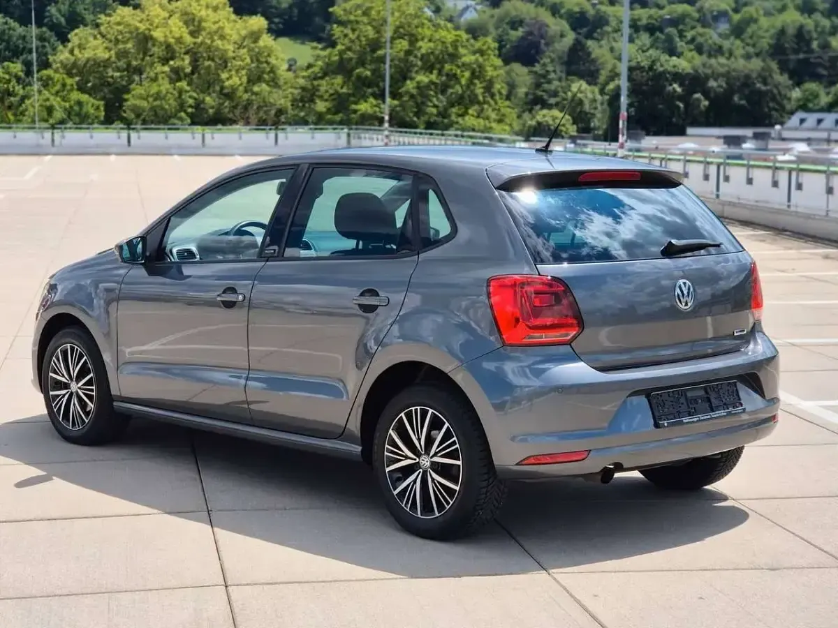 Gebraucht VW Polo Allstar 90 PS (66 kW) 2016 Grau Limousine