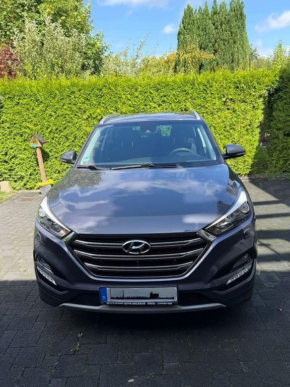 Grau Gebraucht 2016 Hyundai Tucson Premium SUV | 15.900 € (Guter Preis) - Bild 1/4