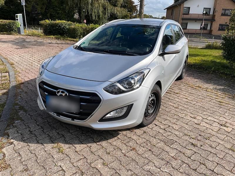 Silber Gebraucht 2017 Hyundai i30 Kombi | 7.900 € (Superpreis) - Bild 1/4