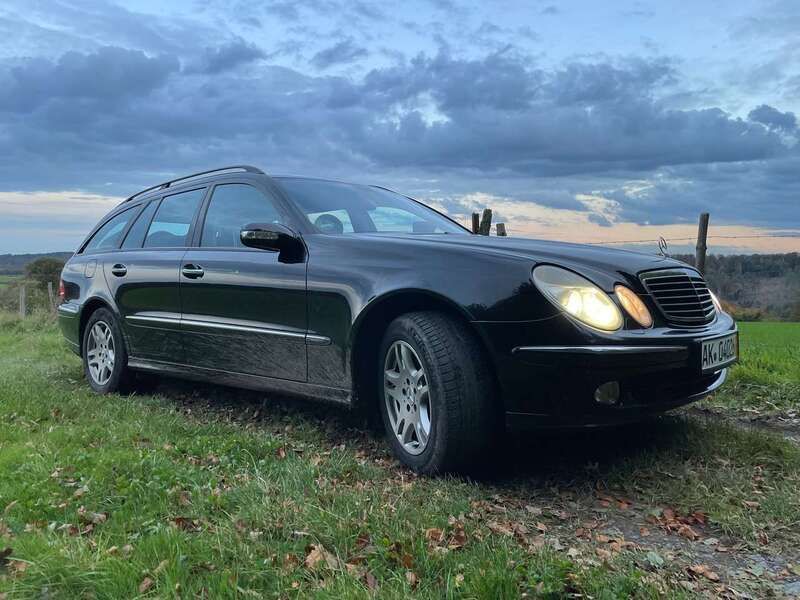 Schwarz Gebraucht 2005 Mercedes E320 Avantgarde Kombi | 6.500 € - Bild 1/4