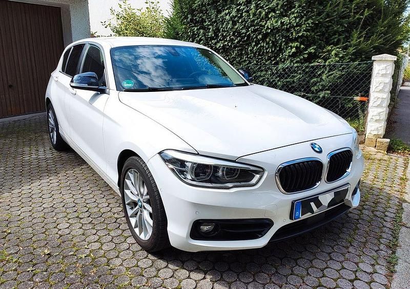 Weiß Gebraucht 2016 BMW 118 Sport Line Kleinwagen | 16.999 € (Fairer Preis) - Bild 1/4