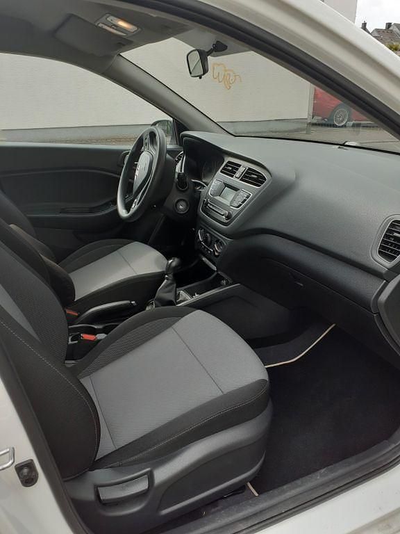 Gebraucht Hyundai i20 Select 75 PS (55 kW) 2019 Weiß Kleinwagen