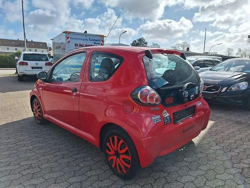 Gebraucht Toyota Aygo Basis 68 PS (50 kW) 2014 Rot Kleinwagen