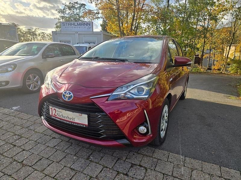 Rot Gebraucht 2017 Toyota Yaris Hybrid Comfort Limousine | 12.990 € (Fairer Preis) - Bild 1/4