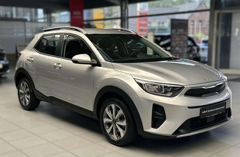 Sparkling silver Gebraucht 2024 Kia Stonic Vision SUV | 19.290 € (Fairer Preis) - Bild 1/4