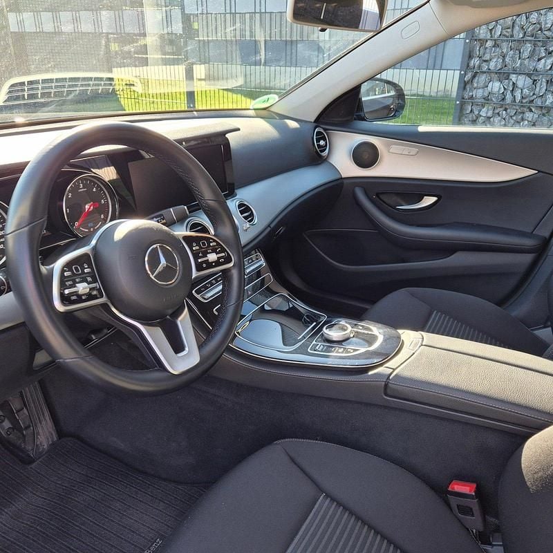 Second-hand Mercedes E300 122 CP (89 kW) 2019 Negru Break