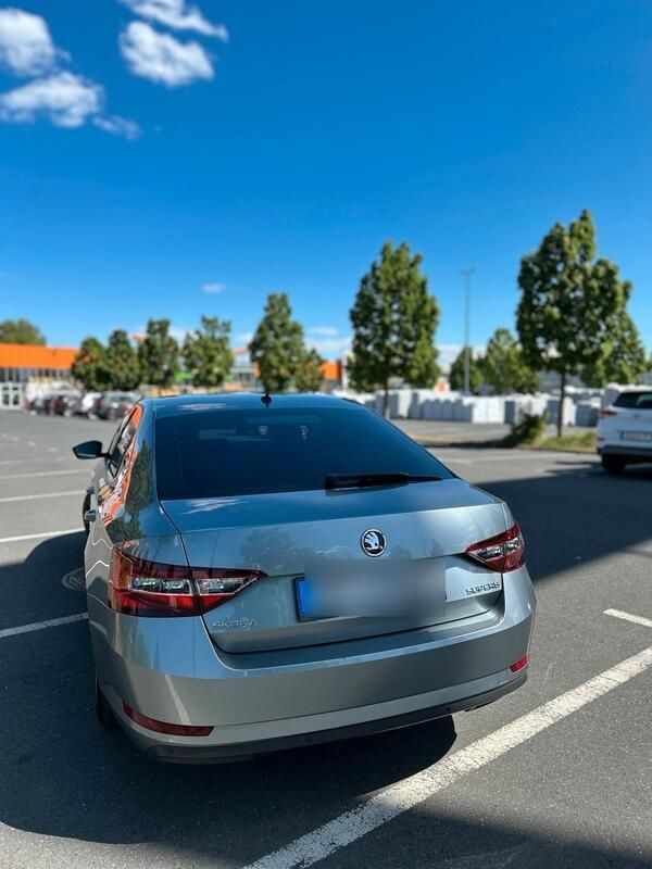 Grau Gebraucht 2018 Skoda Superb Limousine | 22.500 € - Bild 1/4