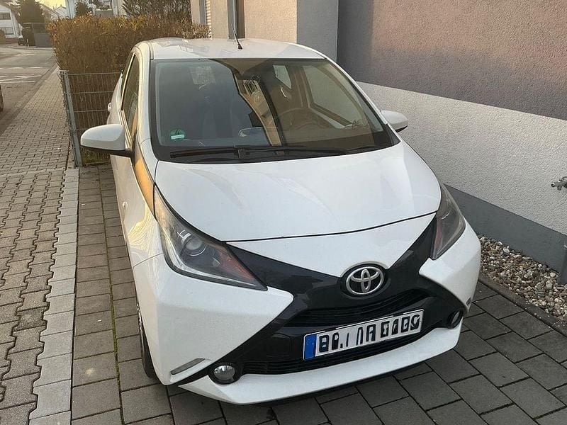 Weiß Gebraucht 2014 Toyota Aygo X-play Kleinwagen | 6.500 € (Fairer Preis) - Bild 1/4