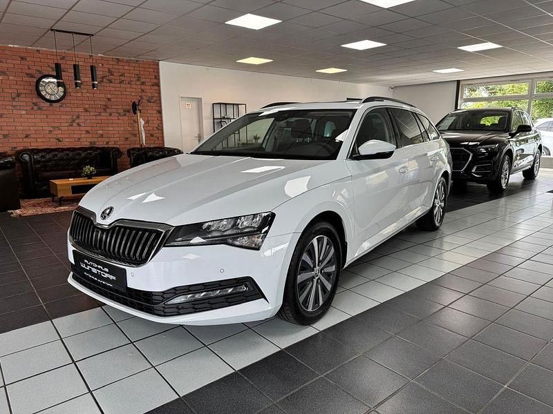 Weiß Gebraucht 2022 Skoda Superb Ambition Kombi | 21.490 € (Fairer Preis) - Bild 1/4