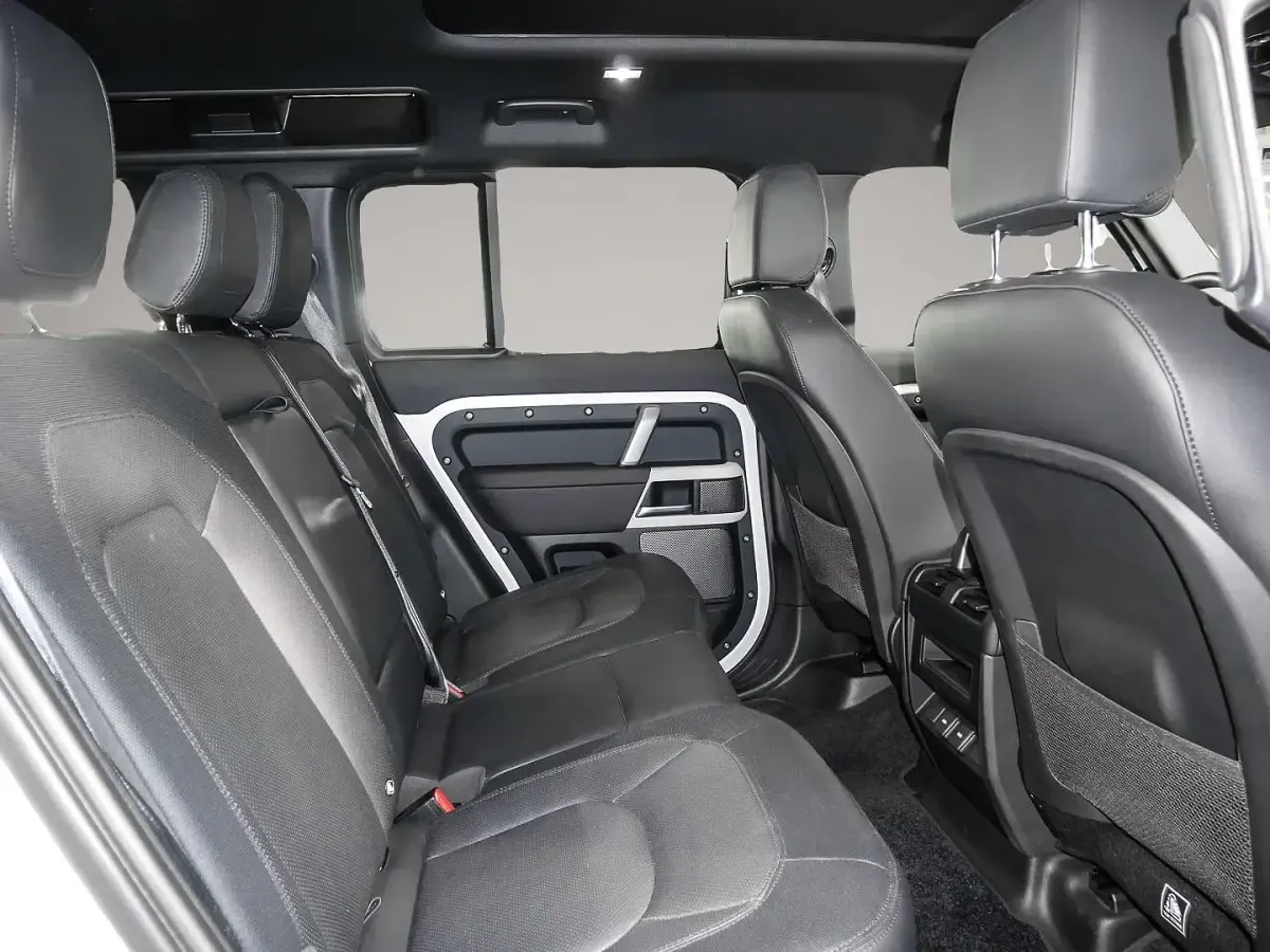 Gebraucht Land Rover Defender SE Dynamic 250 PS (183 kW) 2023 Manufacturer SUV