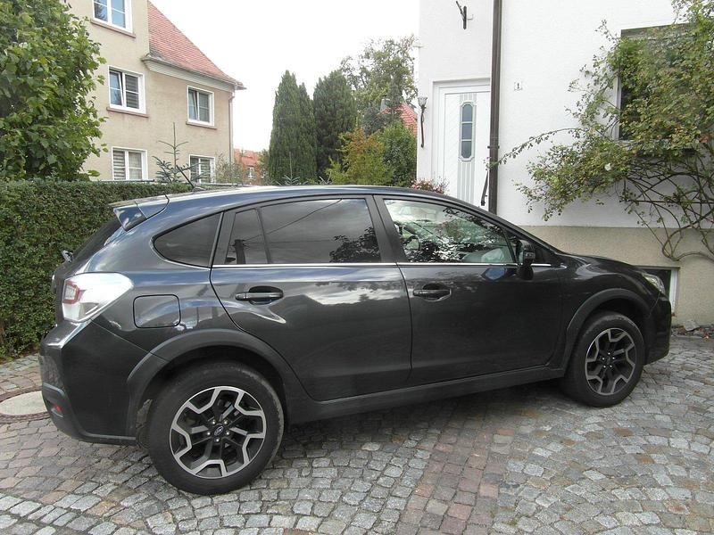 Grau Gebraucht 2016 Subaru XV SUV | 10.000 € (Fairer Preis) - Bild 1/4