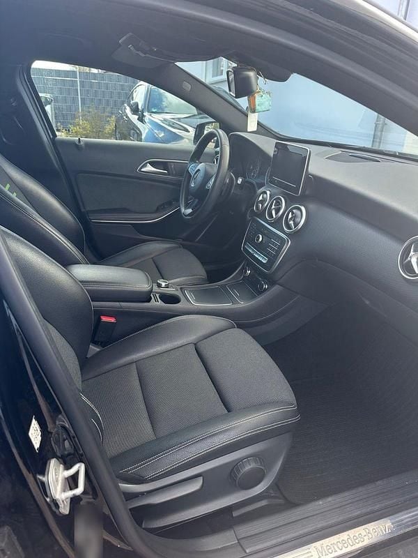 Gebraucht Mercedes A180 109 PS (80 kW) 2015 Schwarz Limousine