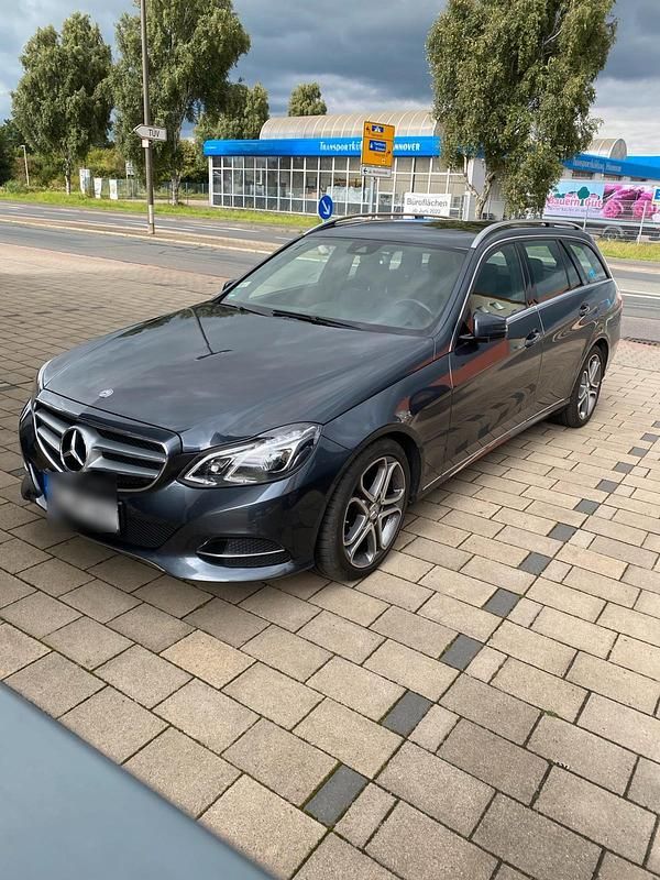 Grau Gebraucht 2014 Mercedes E220 Edition Kombi | 12.500 € (Fairer Preis) - Bild 1/4