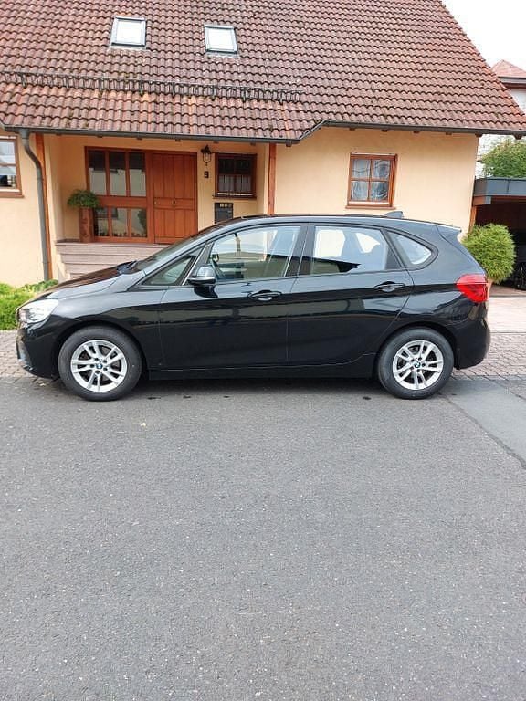 Schwarz Gebraucht 2016 BMW 218 Active Tourer Van / Kleinbus | 12.750 € (Guter Preis) - Bild 1/4