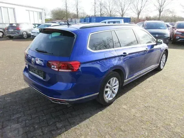 Gebraucht VW Passat R-line 150 PS (110 kW) 2022 Lapiz blue metallic Kombi